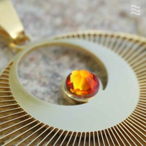 INFEA_Anhaenger_Kornkreis_Engel_Edelstahl_vergoldet_mit_Swarovski_Kristall_orange_detail