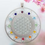 anhaenger_blume_des_lebens_sonne_edelstahl_50mm_swarovski_chakra_weiss.jpg