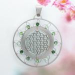 anhaenger_blume_des_lebens_sonne_edelstahl_34mm_swarovski_gruen.jpg