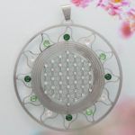 anhaenger_blume_des_lebens_sonne_edelstahl_50mm_swarovski_gruen_weiss.jpg