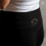 1711_Leggings_kurz_schwarz_hoher_Bund_The_Spirit_of_OM Detail Stickerei Gesäss